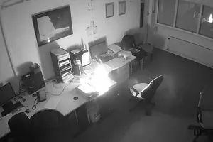 Laptop HP Envy bất ngờ phát nổ khi cắm sạc