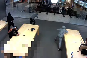 5 người đàn ông cướp 21 chiếc iPhone tại cửa hàng