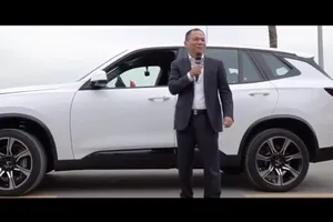Tỉ phú Phạm Nhật Vượng quyết định đổi xe Lexus sang xe VinFast