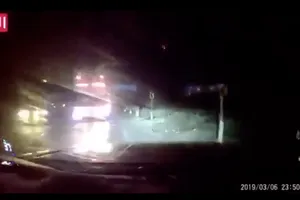 Xe khách vượt ẩu suýt gây tai nạn kinh hoàng