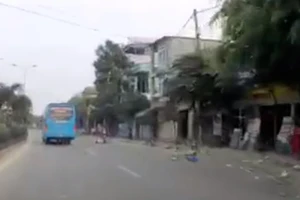 Xe khách tông người phụ nữ văng xa nhiều mét