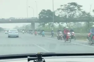 Hàng loạt xe máy bất chấp chạy ngược chiều trên cao tốc