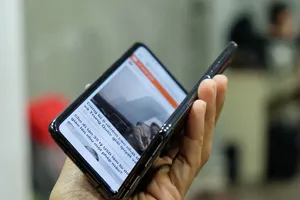 Mẫu điện thoại màn hình gập Galaxy Fold đầu tiên tại VN