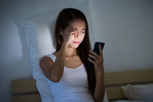 ‘Mù tạm thời’ vì sử dụng smartphone liên tục vào ban đêm