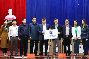 Hơn 100.000 khẩu trang được trao tặng cho các trung tâm y tế