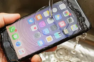 Apple hướng dẫn cách cấp cứu từng dòng iPhone khi bị vô nước