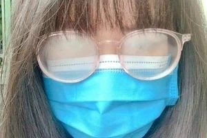 Mẹo để mắt kính ít bám hơi nước khi đeo khẩu trang và lái xe
