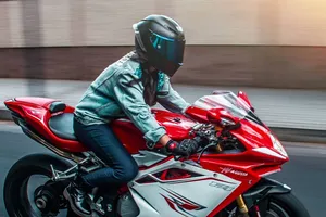 Đâu là tư thế ngồi giúp bạn lái xe an toàn và thoải mái?