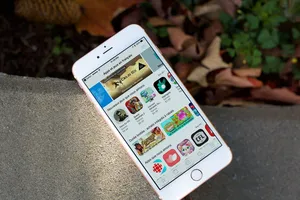 Cho con mượn iPhone 1 tiếng, tiến sĩ phải bán xe hơi để trả nợ