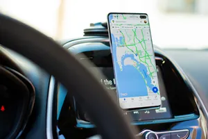 Làm ơn hãy ngừng sử dụng điện thoại khi đang lái xe!