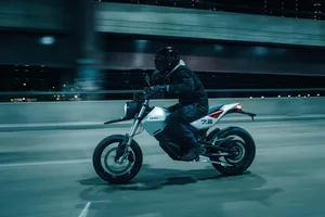 Lộ diện mẫu xe máy điện có công suất vượt mặt mô tô 400 cc