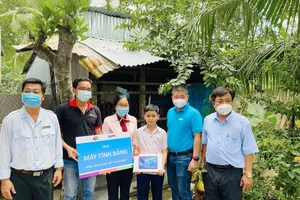 Tặng 3.300 máy tính bảng cho các em học sinh khó khăn