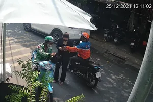 Kẻ gian lượn lờ ra tay giật iPhone 12 của nữ nhân viên