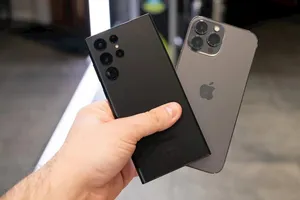 Thả rơi iPhone 13 Pro Max và Galaxy S22 Ultra, ai chiến thắng?