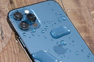 iPhone sống sót thần kì sau 10 tháng nằm dưới đáy sông