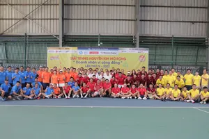 Hơn 100 tay vợt gây quỹ ủng hộ cộng đồng
