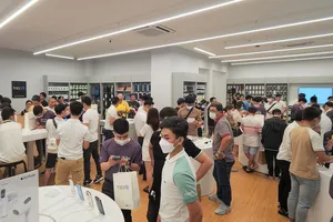 Hàng ngàn người thức đêm chờ nhận iPhone 14 series ngay trong đêm