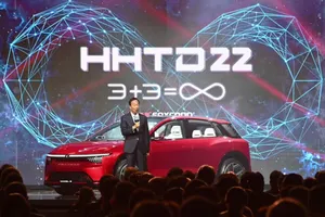 Người sáng lập Foxconn - Terry Gou Tai-ming (72 tuổi) đã giới thiệu Model B bằng cách lái xe lên sân khấu. Ảnh: AFP