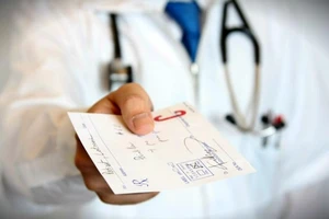 Ứng dụng giúp đọc đơn thuốc của bác sĩ