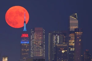 Cách ngắm siêu trăng vào tối ngày 3-7