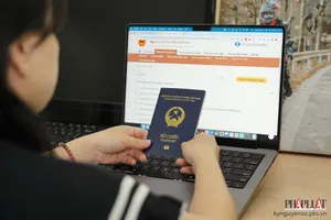 Giảm 10% lệ phí cấp hộ chiếu online, người dân làm tại nhà ra sao?