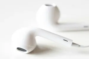 Tin công nghệ 4-6: Vì sao tai nghe Lightning lại yêu cầu bật Bluetooth?