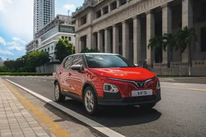 VinFast VF 5 Plus đi phố ‘rẻ’ bằng một nửa xe xăng