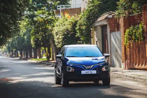 Tỉ phú Phạm Nhật Vượng lập công ty mua bán và cho thuê xe điện tự lái