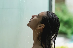 Tắm nước lạnh có tốt không? Khoa học nói gì?