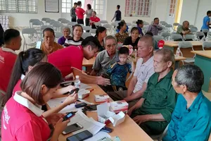 Nhà mạng tặng điện thoại 4G miễn phí trước ngày tắt sóng 2G