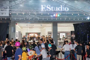 Video: Người Việt chi tiền tỉ mua iPhone 16