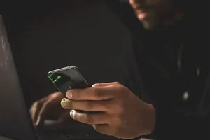 FBI cảnh báo chiêu lừa đảo mới nhắm vào người dùng iPhone và Android 