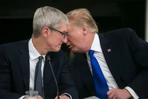Tim Cook thuyết phục Tổng thống Trump miễn thuế cho iPhone 