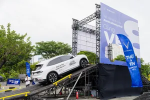 VinFast VF 8 phô diễn trọn vẹn sức mạnh qua bài thử khó leo dốc cao, lội nước sâu