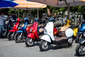 Người lao động TP.HCM hào hứng với xe máy điện VinFast: Lái êm, thích hơn xe máy xăng