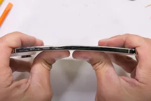 Tin công nghệ 20-9: Điều gì xảy ra khi bẻ cong iPhone Air?