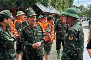 Nhà mạng chạy đua với thời gian khôi phục liên lạc trong vùng lũ 