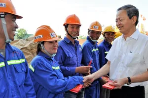 Lãnh đạo TP.HCM xông đất, lì xì cho các công nhân