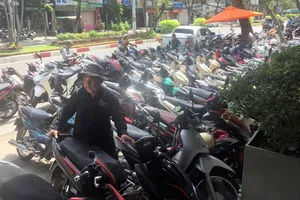  Vỉa hè nhiều nơi vẫn bị 'vô tư' bao chiếm