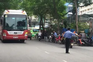 Vẫn không phạt được xe hợp đồng chạy "dù"