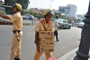 CSGT đỡ xe, khiêng đồ giúp dân bị té ngã