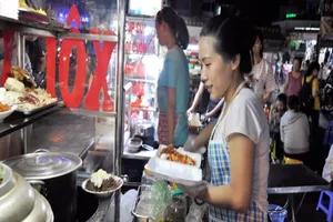 Chuyện lạ: Người bán bưng ‘lên đời’ vì dẹp vỉa hè