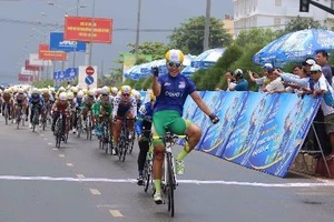 Nguyễn Thị Thật thâu tóm luôn áo vàng