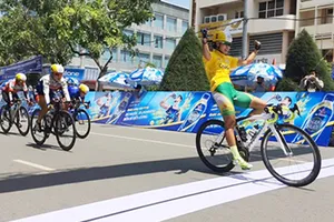 Nguyễn Thị Thật nắm chắc chiếc áo xanh