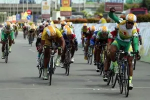 Hạ 'đại kình địch', Nguyễn Thành Tâm vượt lên 'xé' áo vàng