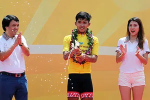 Tay đua Pháp bực tức vì bị Duy Nhân vượt mặt đoạt áo vàng