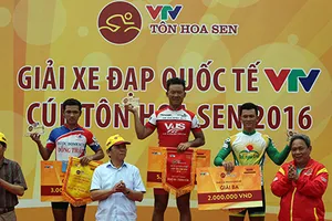 Lê Văn Duẩn thắng chặng 6, Võ Phú Trung 'xé' áo vàng