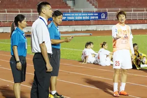 Nguyễn Thị Muôn bị phạt thẻ đỏ, Hà Nội 1 'đình công' trên sân Thống Nhất