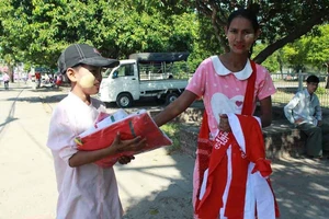 Phụ nữ, trẻ em Myanmar 'ăn theo' AFF Cup