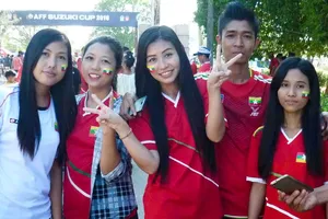 Hàng ngàn cổ động viên ùn ùn kéo về sân Thuwanna